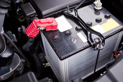 Mi a kapcsolat az akkumulátor töltése és a fékek működése között elektromos járműveknél?
