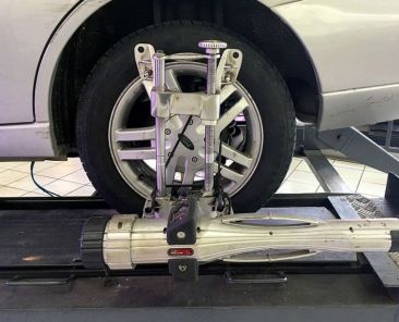 Hogyan befolyásolja a kilométer a futómű beállítás eredményességét?